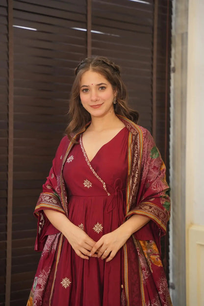 Label Mayra Divine Parinita suit set