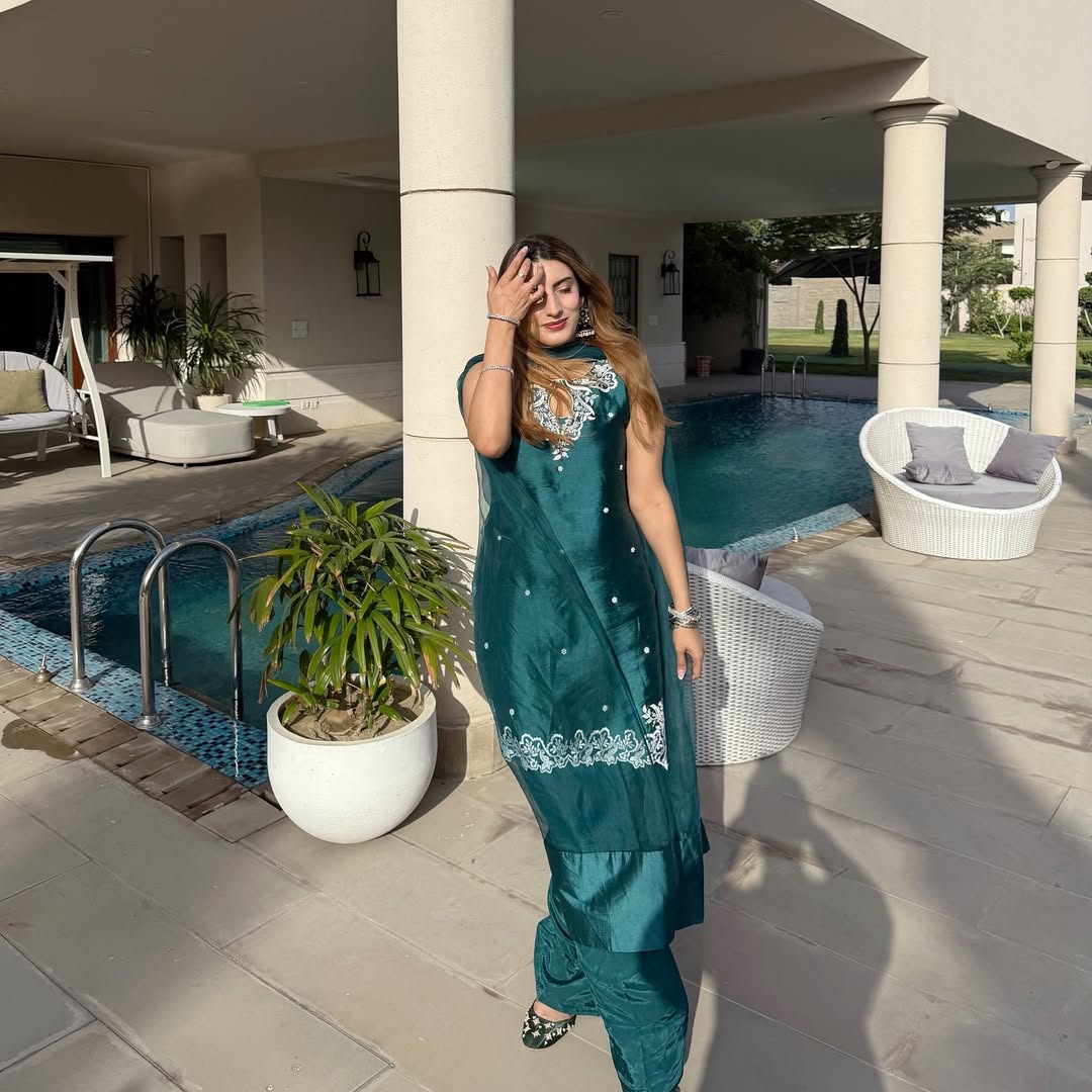 Aaira Elegance Natural Crepe Farshi Set
